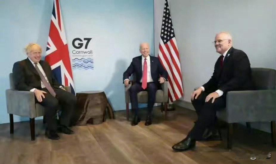 不装了，摊牌了！

2021年，在英国首相约翰逊的搅合下，美国抢了法国的潜艇订单