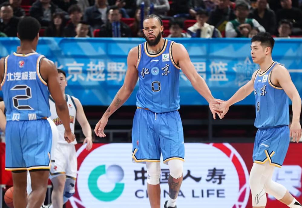 最近北京男篮的新外援麦基真是语不惊人死不休！在接受媒体人球圈赵探长采访时，这位前