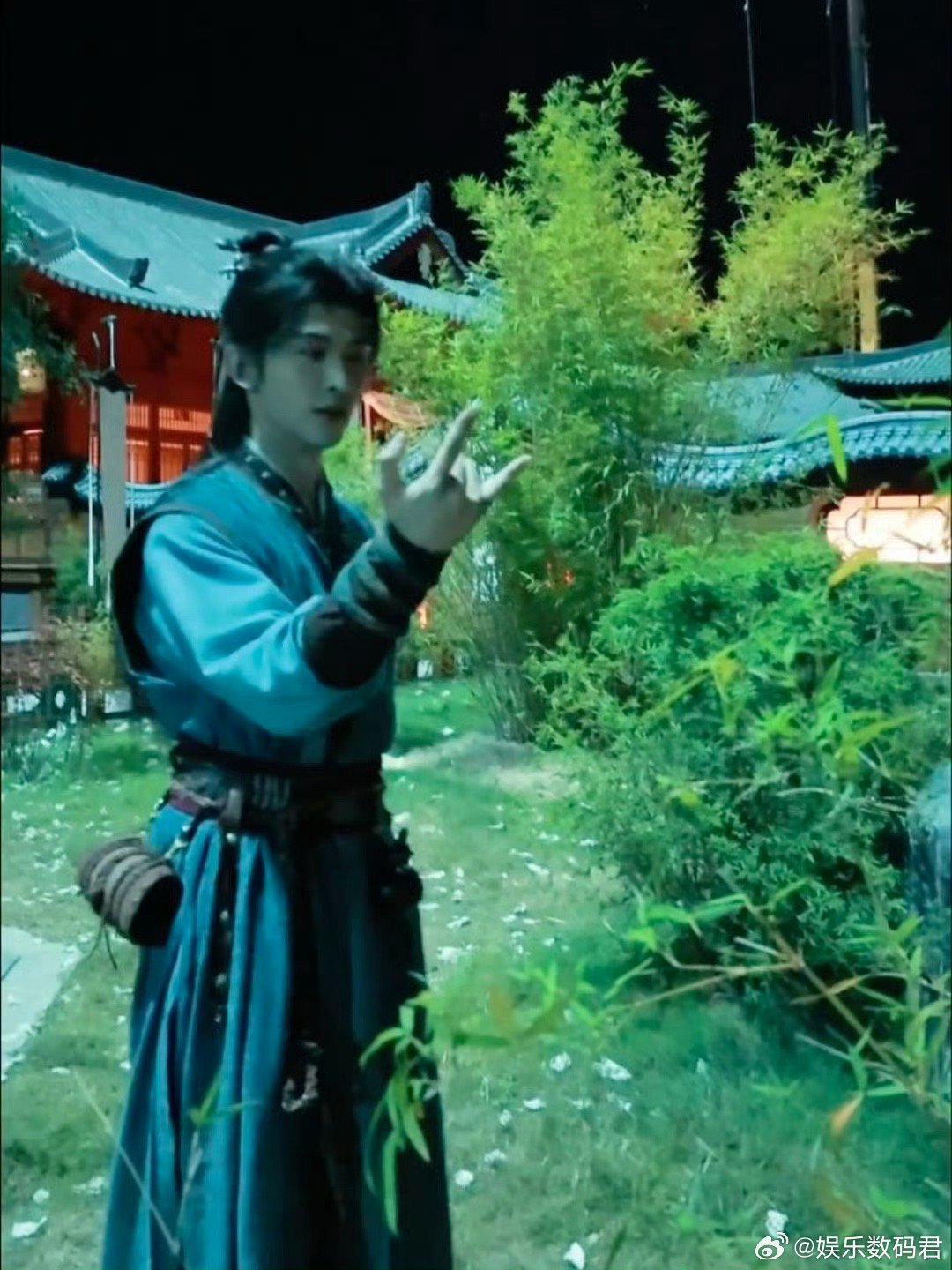 常华森夏飞雪真把风叫来了 谁能想到常华森拍“唤风”戏时，风大到把导演的帽子都吹跑