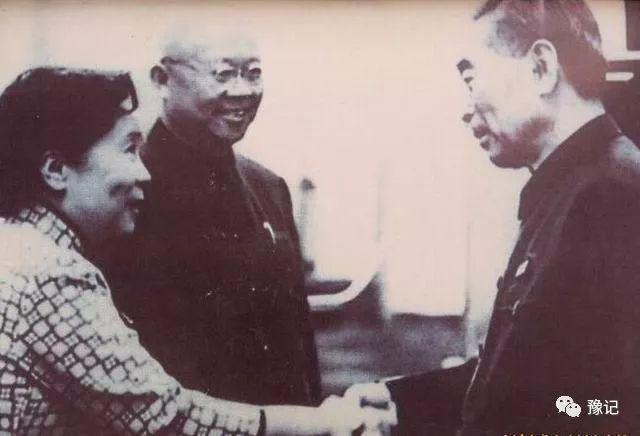 这是袁世凯的孙子和孙媳妇。
孙子叫袁家骝，是国际著名的物理学家，孙媳妇叫吴健雄，