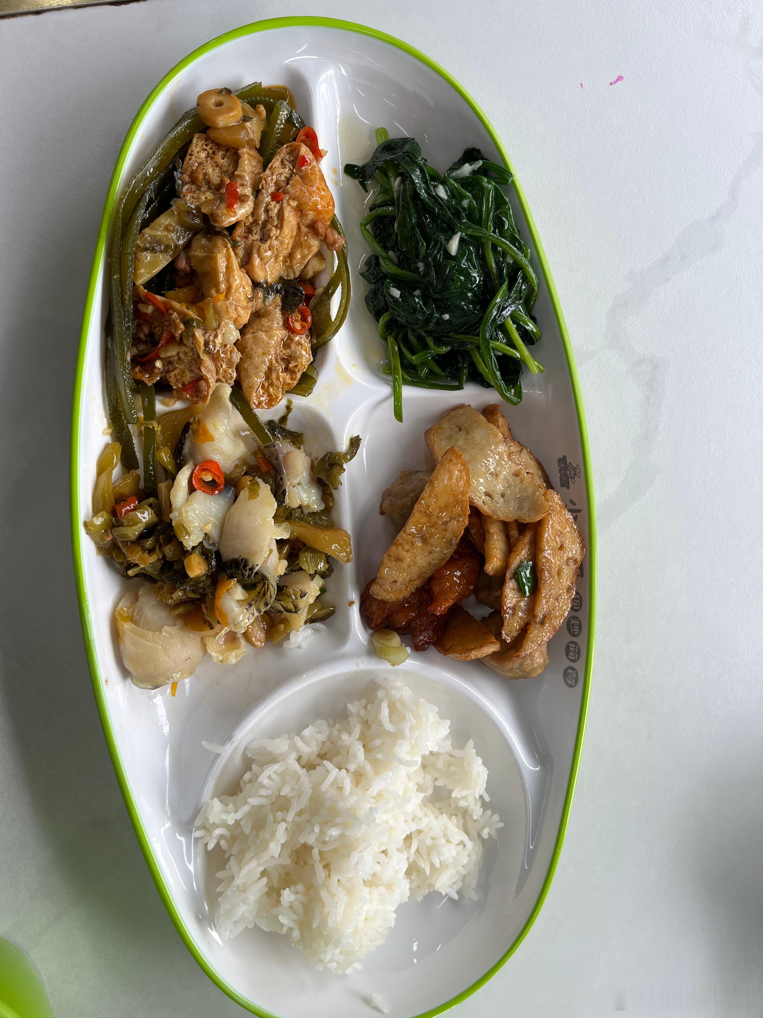 吃饭了，今天没煮，出来得晚，她不肯回家，那就在外面吃吧！吃完再去玩2个小时沙子，