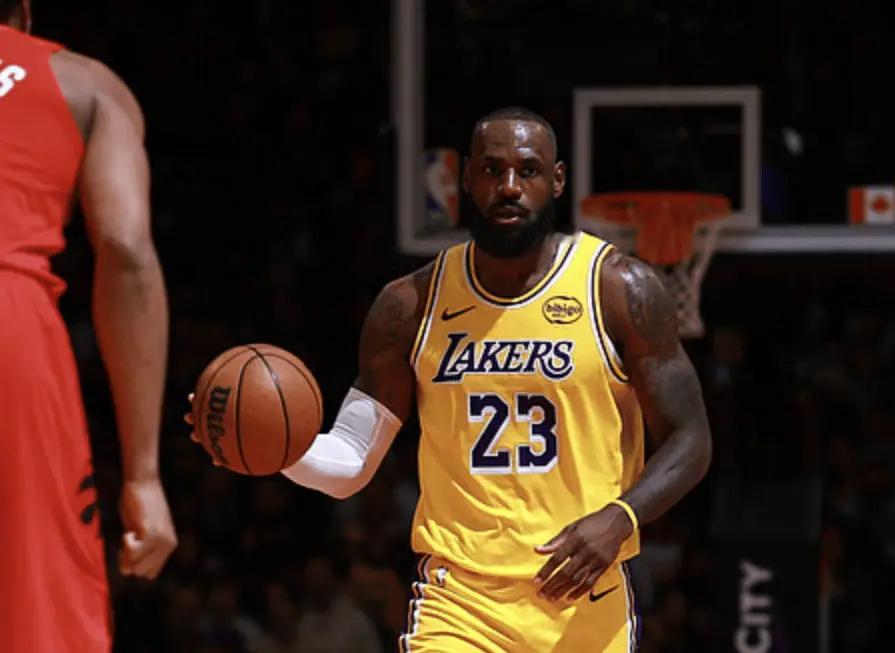 湖人记者Raj C.发推：这一球正是勒布朗职业生涯的缩影。他本可以轻易出手，延续