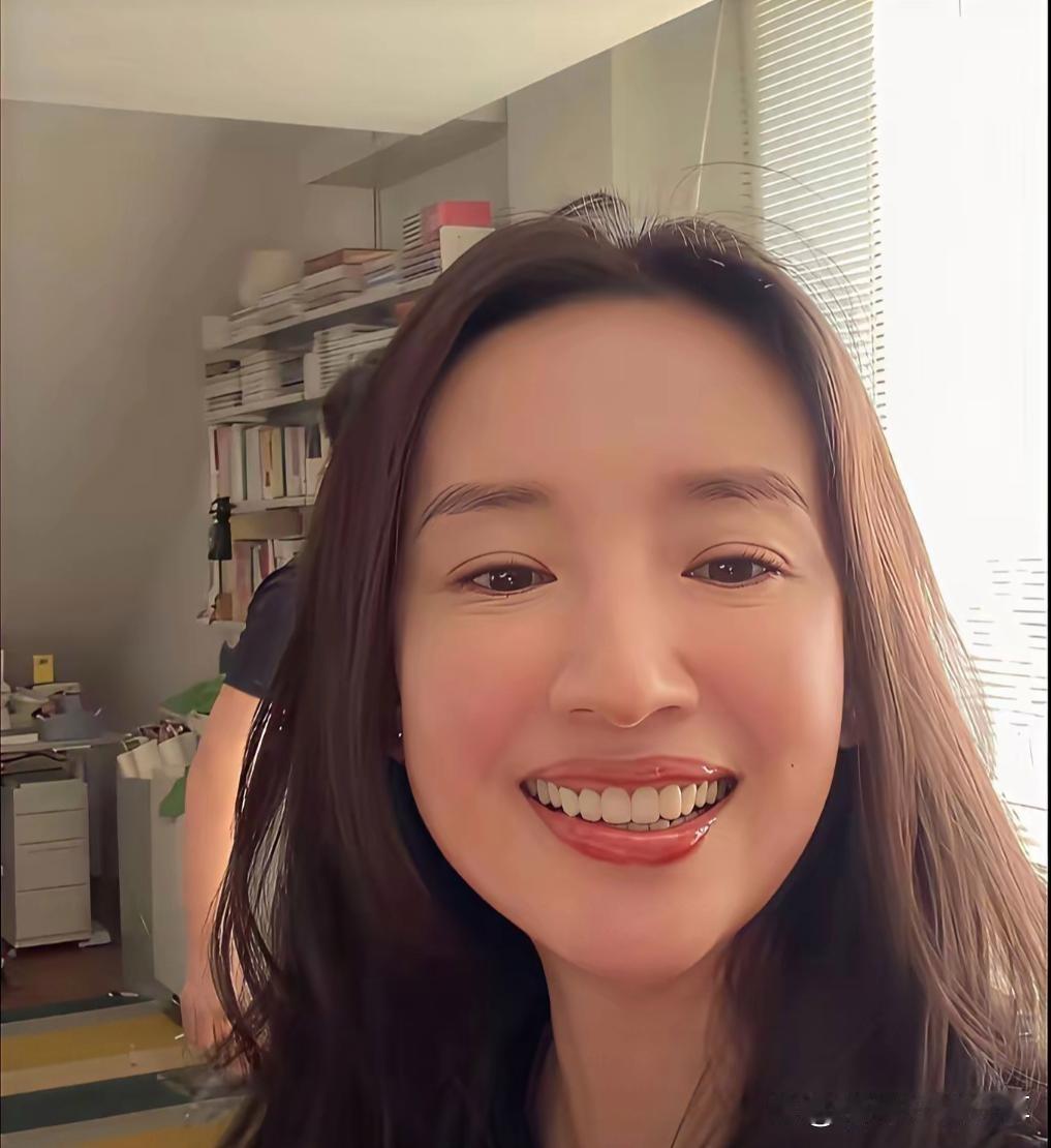 董洁的第二场直播带货，成交额达到3000万，整场直播她全程没有喊过一句“家人们”