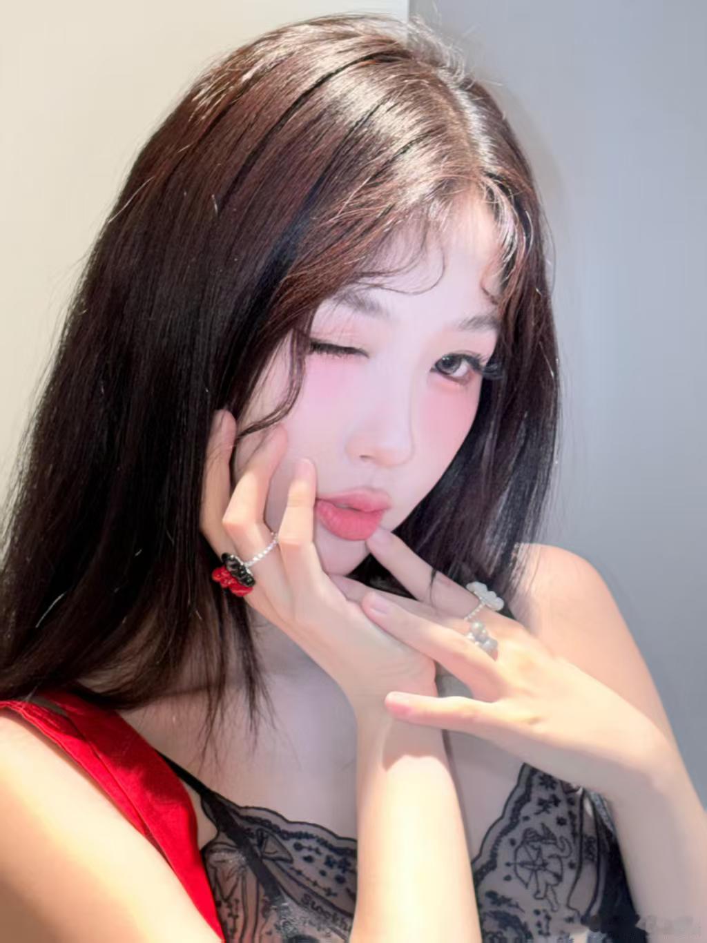 虞书欣蕾丝深v吊带裙虞书欣蕾丝吊带裙虞书欣蕾丝深V吊带裙好sexy呀，