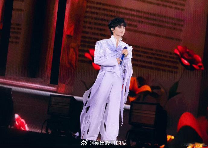 周深爬过鸟巢6楼 周深爬过鸟巢6楼，这体力条属实让人捏把汗，下次是不是得给他备个