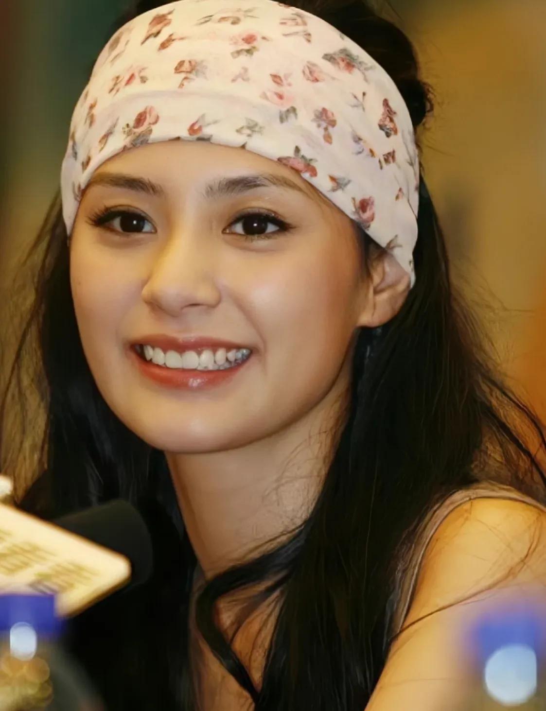 钟欣桐，一个40多岁的女人。
岁月格外优待她，年纪增长，美貌丝毫不减。
