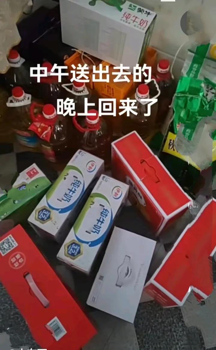 过年走亲戚送礼着实令人头疼不已。精心备好的礼物送出去，却转了一圈又回来了，仿佛是