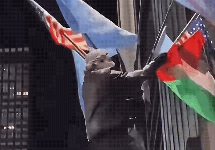 这是美国自作自受，是自由的悲哀。
           一名巴勒斯坦人爬到纽约旗