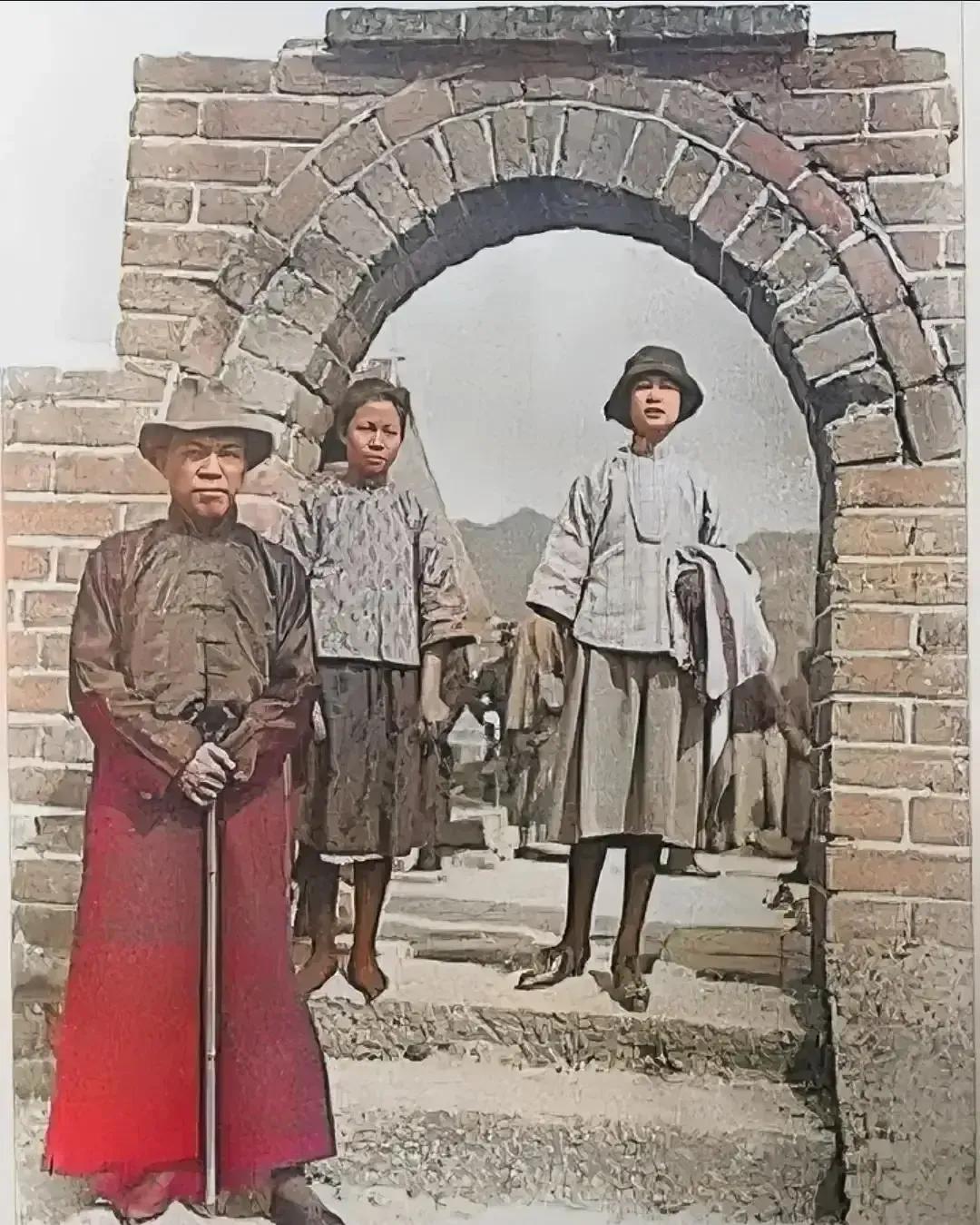 1926年，林徽因与公公梁启超、小姑子梁思庄，一同游玩长城的合影，照片中的她戴着