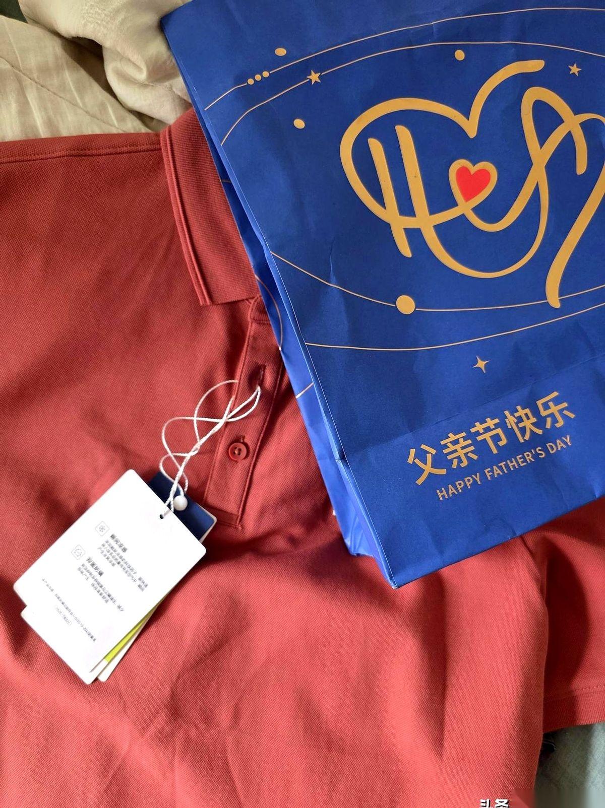 手机屏幕里，女儿捧着个扎着红丝带的盒子，笑得见牙不见眼：“老爸，父亲节快乐！”我
