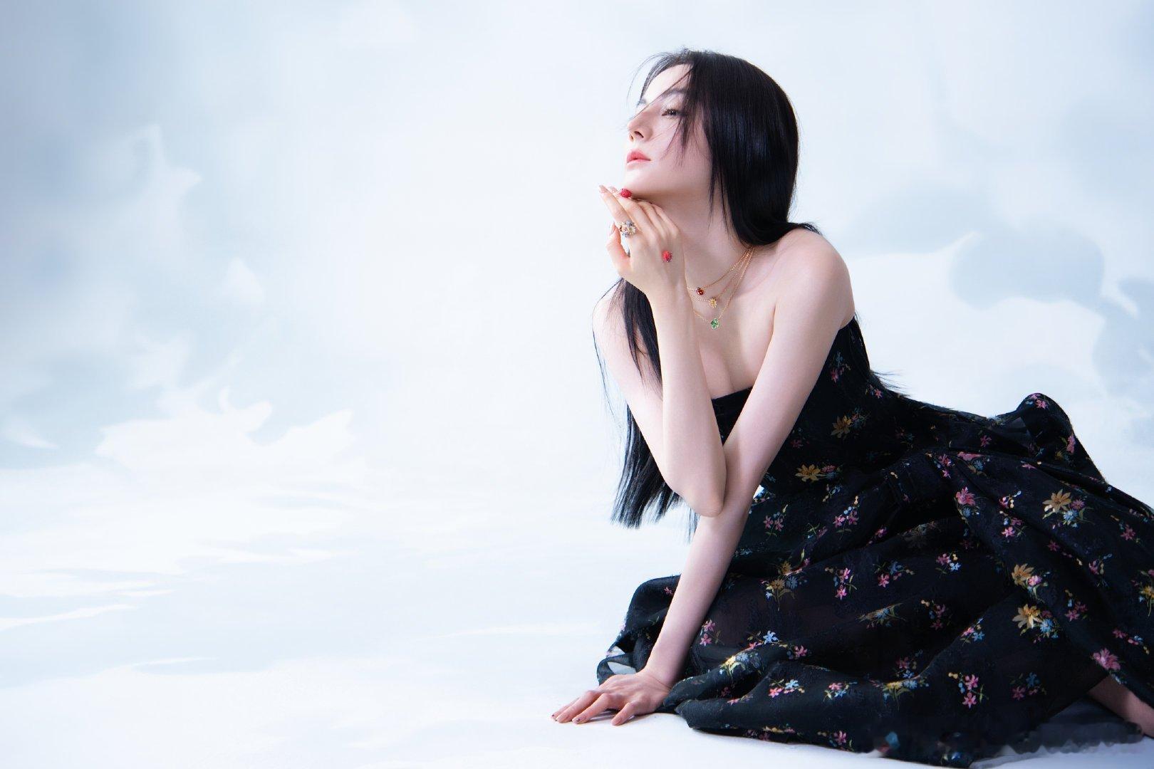 热巴elle花絮图和热巴陷入幻想哦哦哦了 