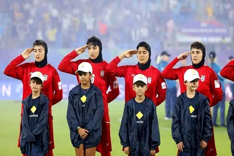 战时赴澳踢亚洲杯的伊朗女足，有7人最终没回国。
 
首战对阵韩国前的奏国歌环节，