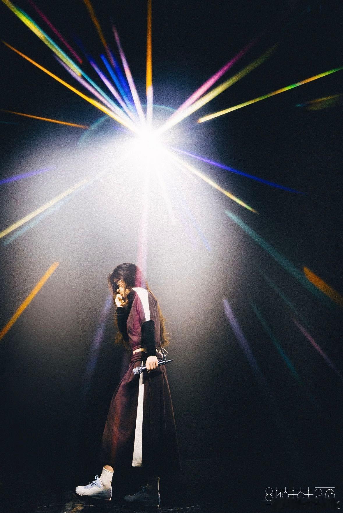 单依纯说恁真中 郑州这座城市的热情遇上温柔的单依纯，碰撞出超治愈的舞台画面，方言