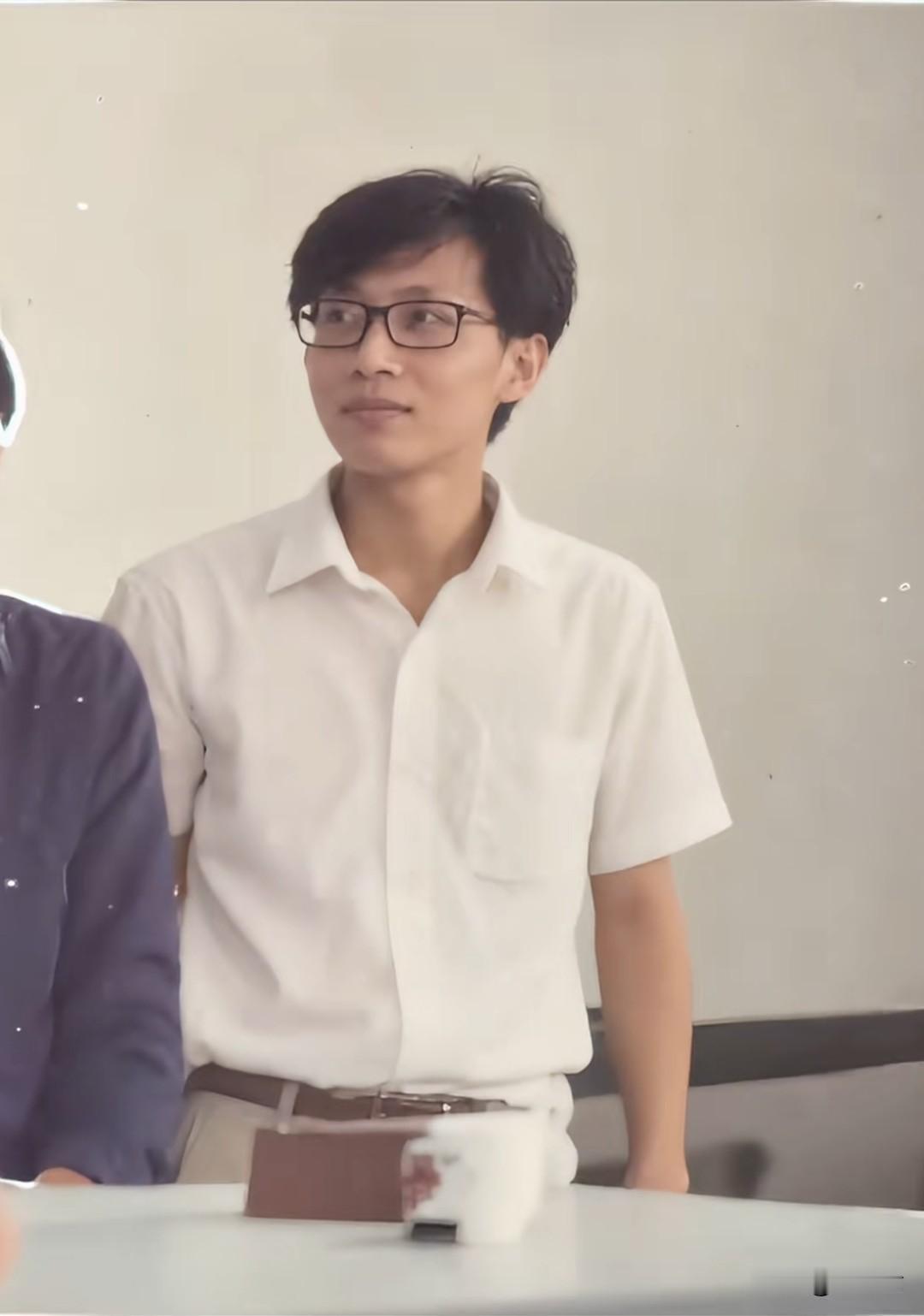 当年拿到硕士学位意气风发的他，应该没想到30年后，在偏远乡村领了低保。
按正常的