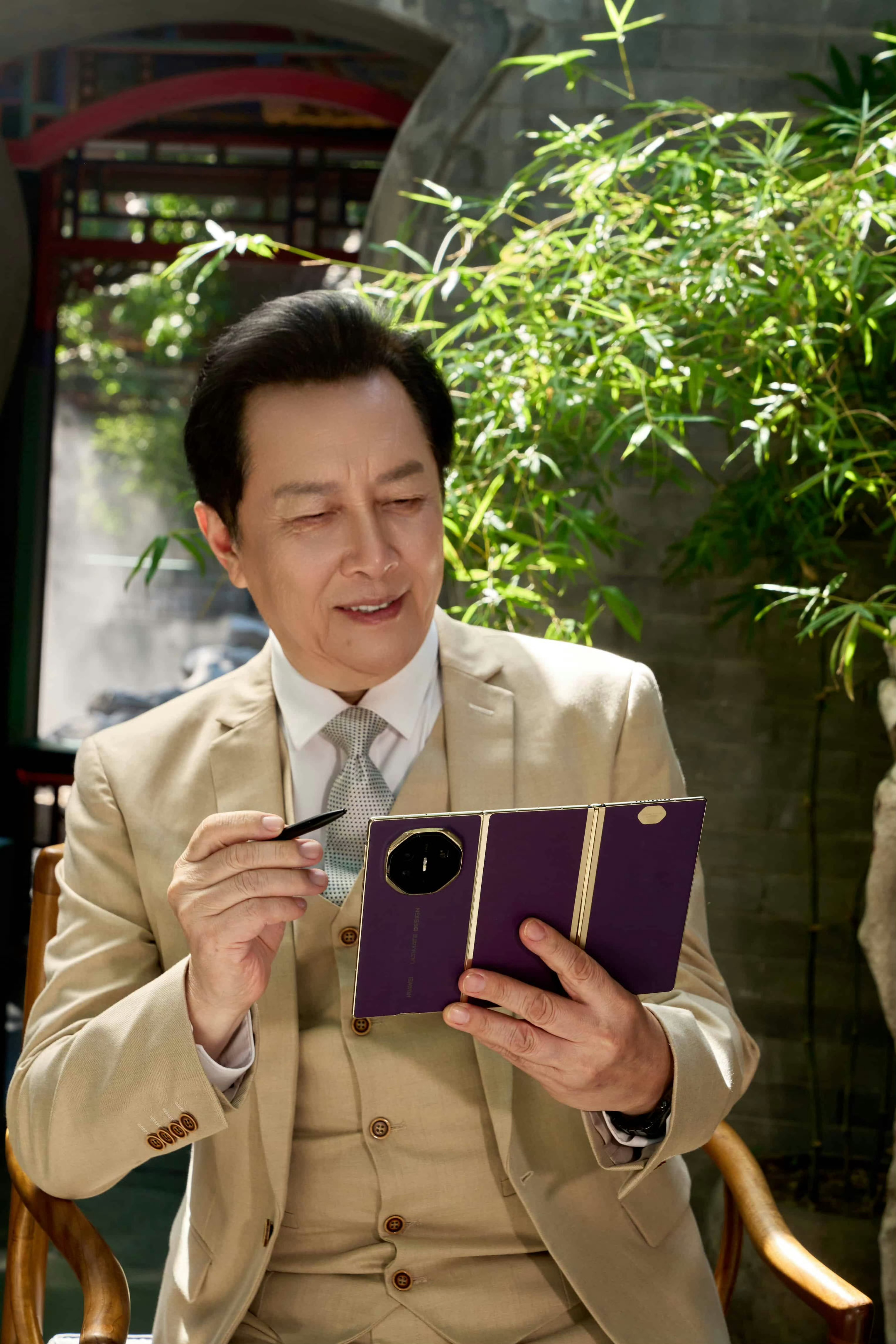 起猛了大家都用华为三折叠批奏折华为Mate XTs 非凡大师新款三折叠还是有面，