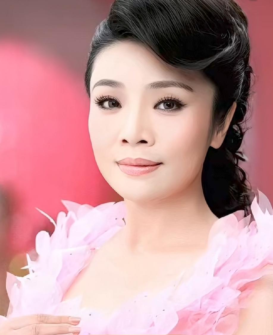 凡事都有两面性。李丹阳老师虽没有子女绕膝的天伦之乐，却也免去了不少柴米油盐的细碎