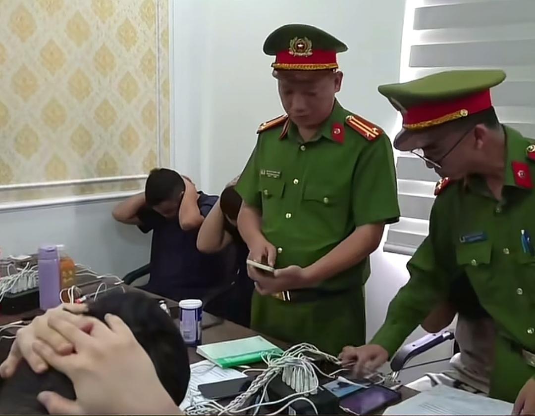 太疯狂了，越南警方抓获19名中国籍电诈分子，该团伙从柬埔寨转移至越南，专门利用高
