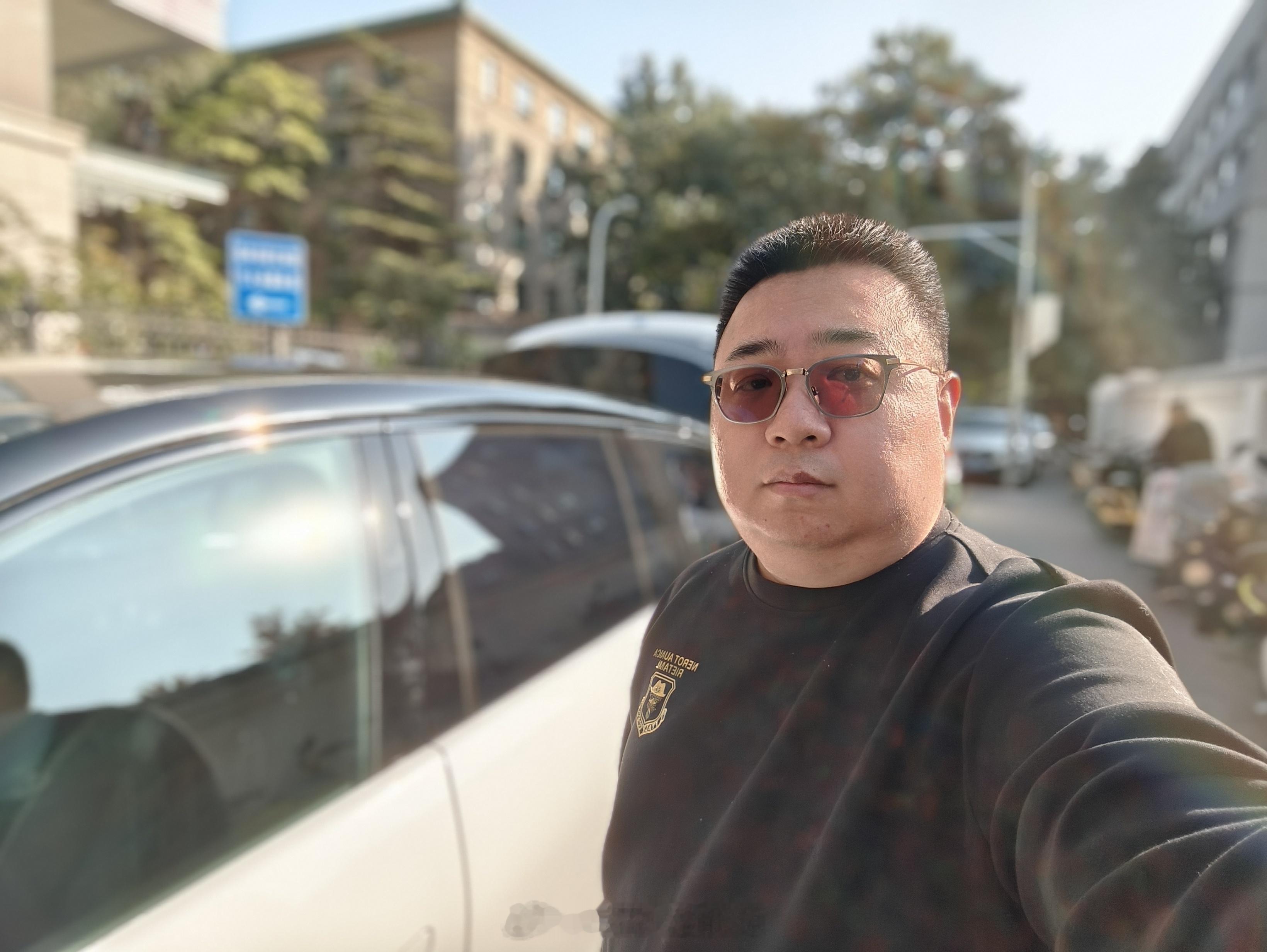 今天的工作终于完成4/5了，再等天黑拍几个镜头就可以收工了，最近到月底事情排的好