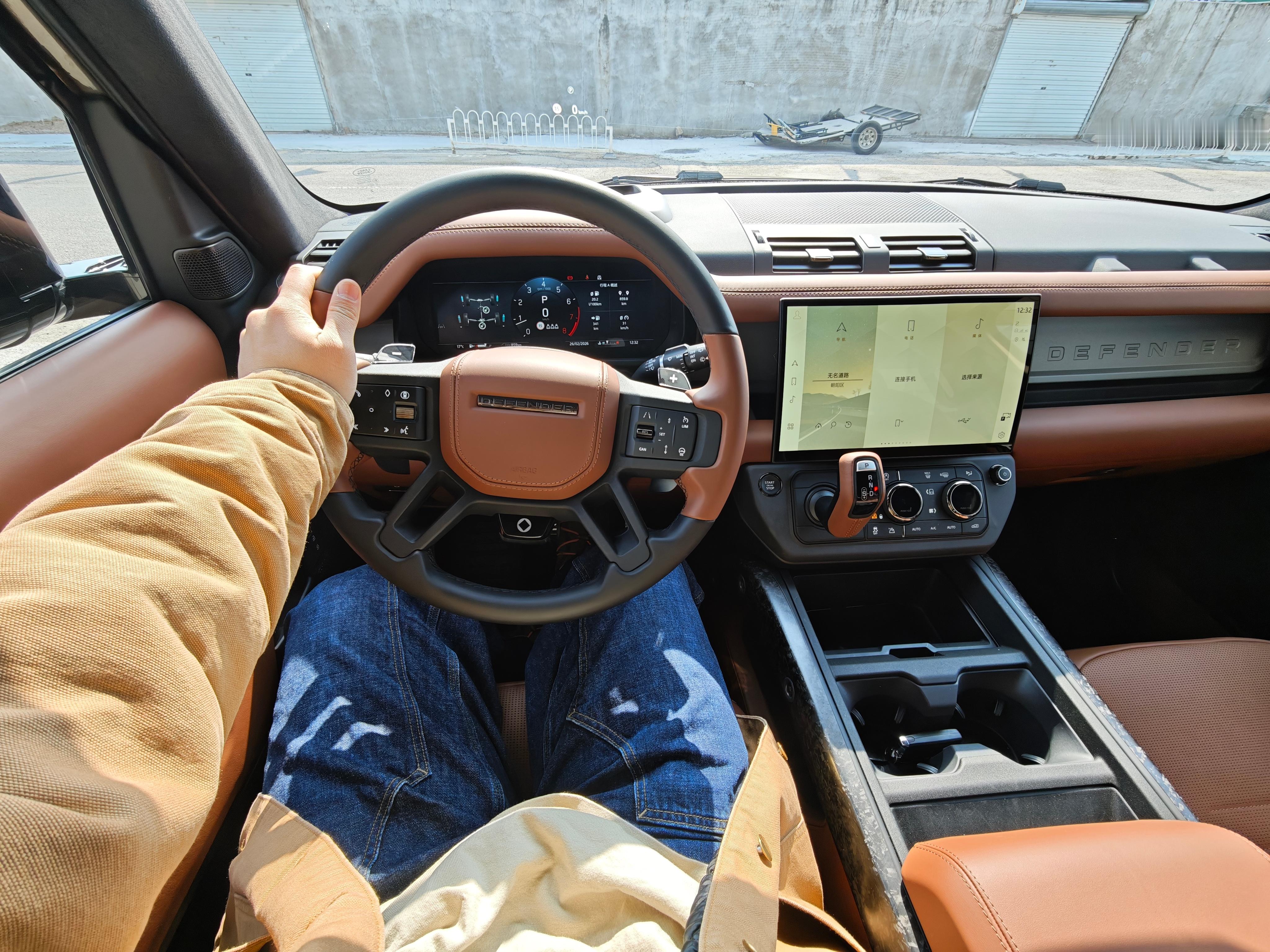 兄弟们！还是得赚大钱呀199万裸车，将近240万落地路虎卫士OCTA，这车神了公