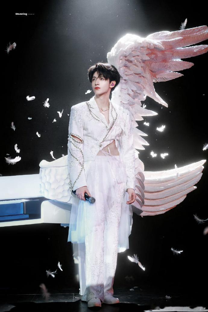 朱志鑫舞台神图朱志鑫神性 朱志鑫舞台神图，朱志鑫神性一幕来啦，这个白色西装和后面