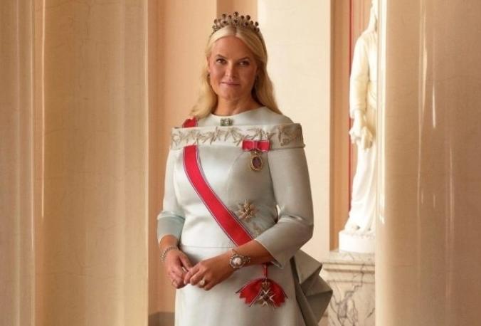 挪威王储妃卷入爱泼斯坦案，发文表示：“当时判断失误，感到后悔”。这是继安德鲁王子