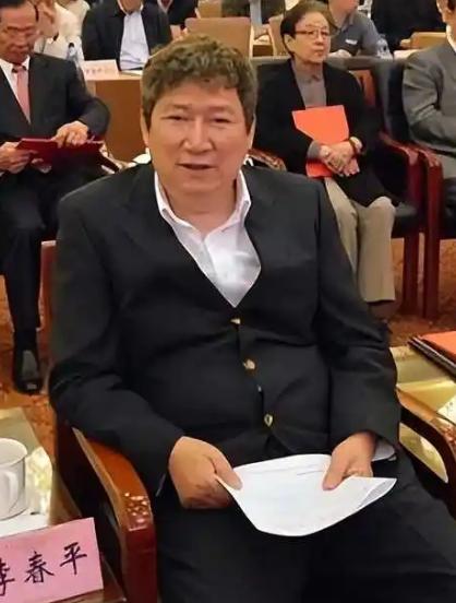 1993年，这个继承了女人60亿遗产的男人，终于吐露出了自己的真实想法，“她比我