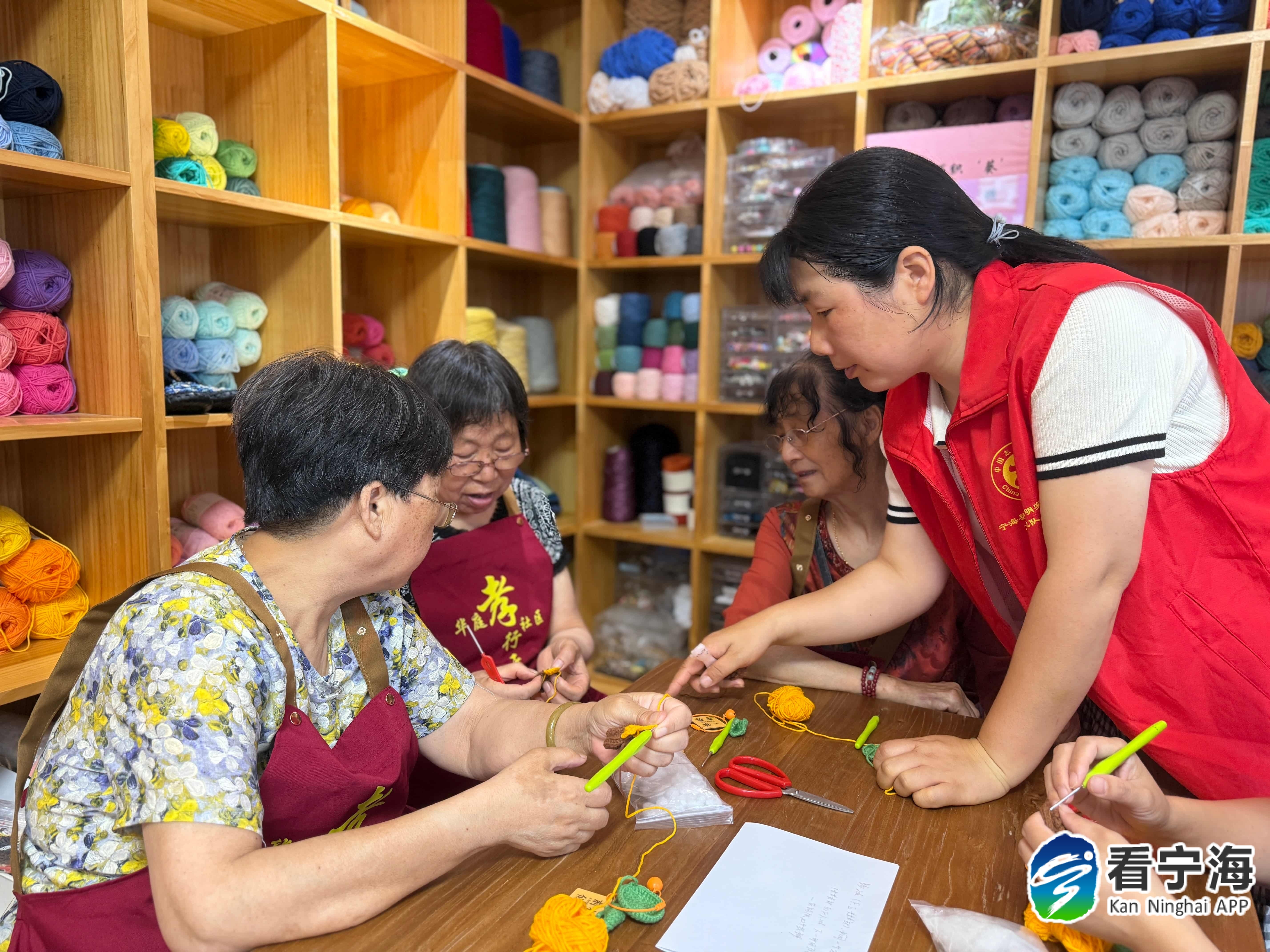 宁波宁海巧手织暖阳护航学子梦 又是一年升学季，温柔祝福再启程志愿者们以手工编织向