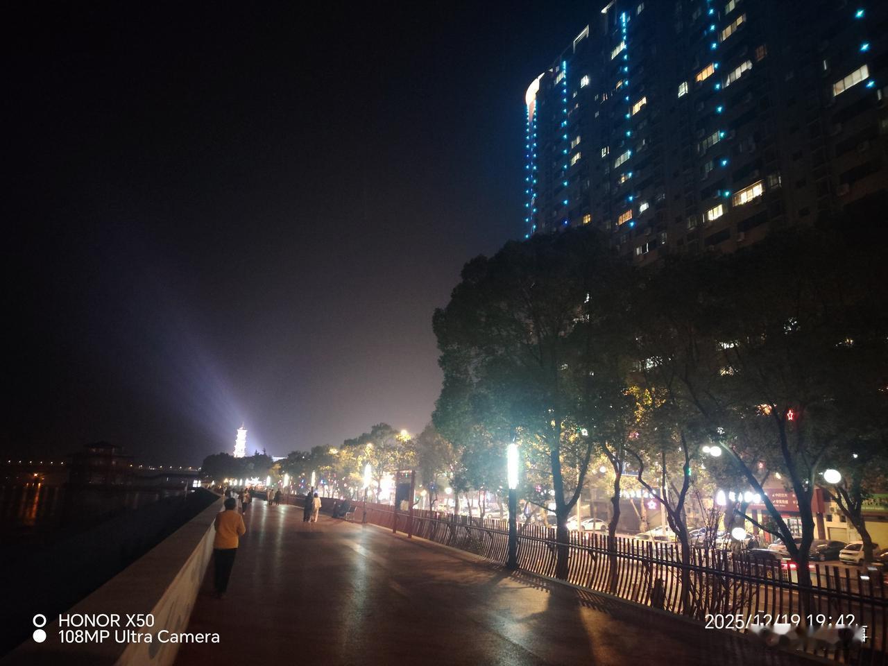 晒图笔记大赛长江岸边《锁江塔》夜景