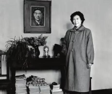 1953年，徐悲鸿猝然离世。几年后，他的妻子廖静文改嫁还生了一个儿子，可是对外她