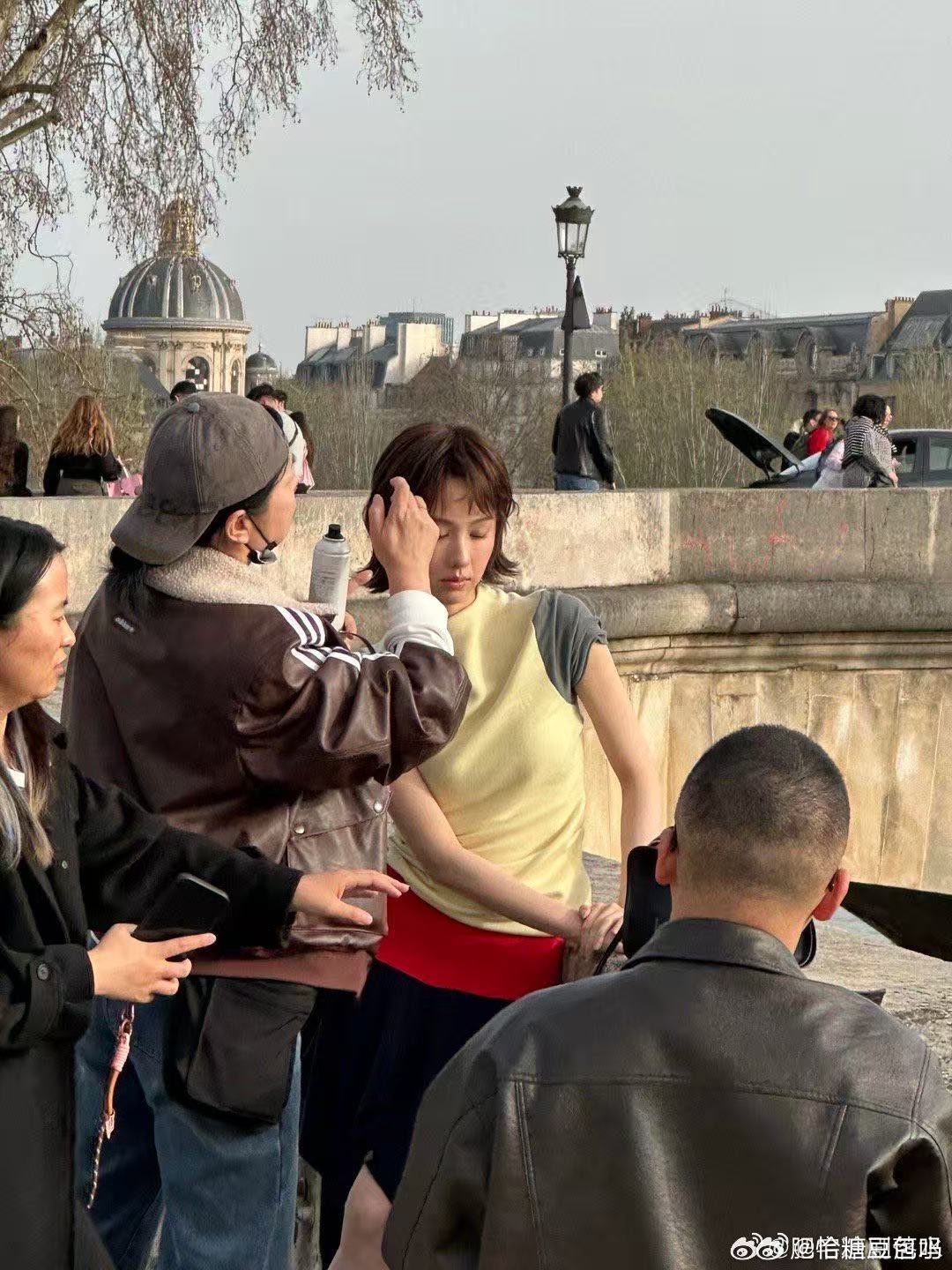 巴黎偶遇陈都灵 巴黎偶遇陈都灵，短发造型让她多了几分利落气场，颜值依旧在线，这种