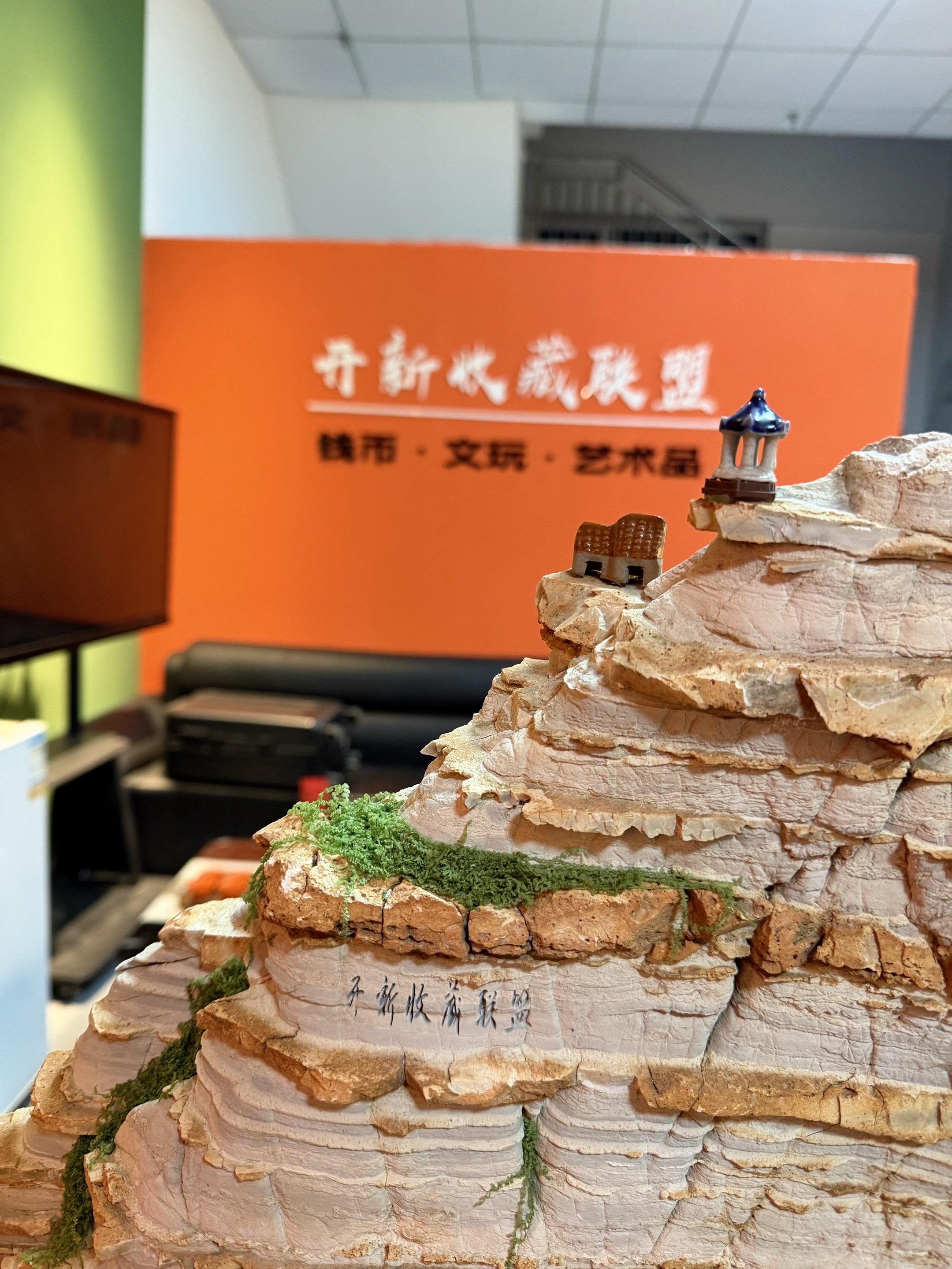 永远别忘了拉你一把的人 即使有一天他不再帮你也要记住他的好 因为他曾经...