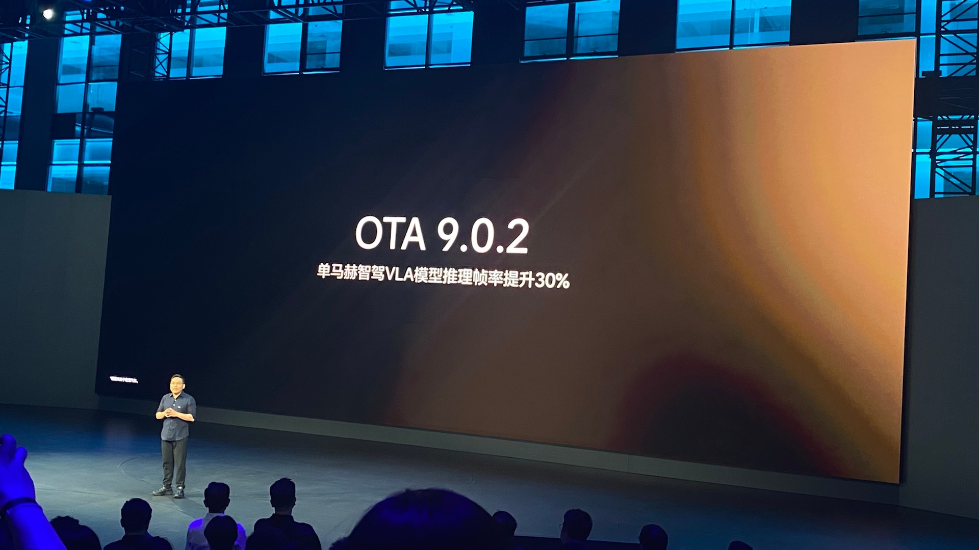 全新理想l8上市 理想 L8 Ultra 车型的 VLA 2.0 的马赫智驾即将