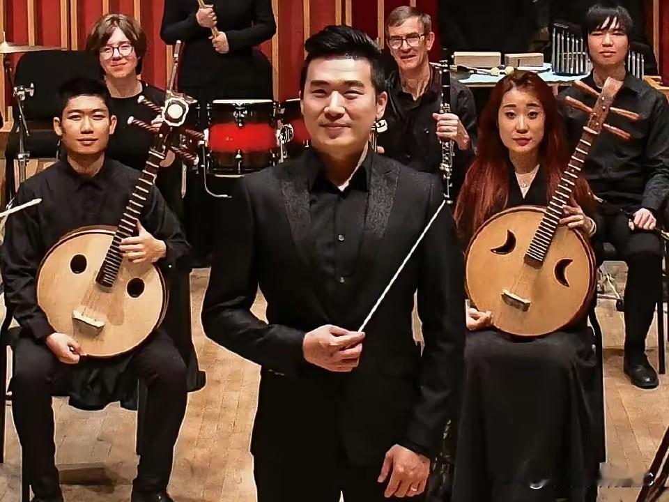 隔着屏幕办丧事，这大概是世间最残忍的告别了。

35岁的青年指挥家李梳曈走了，留