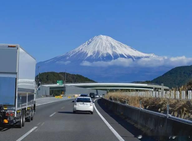 富士山要收登山费了：全路线同价 统一4000日元/人3月17日，日本静冈县议会批