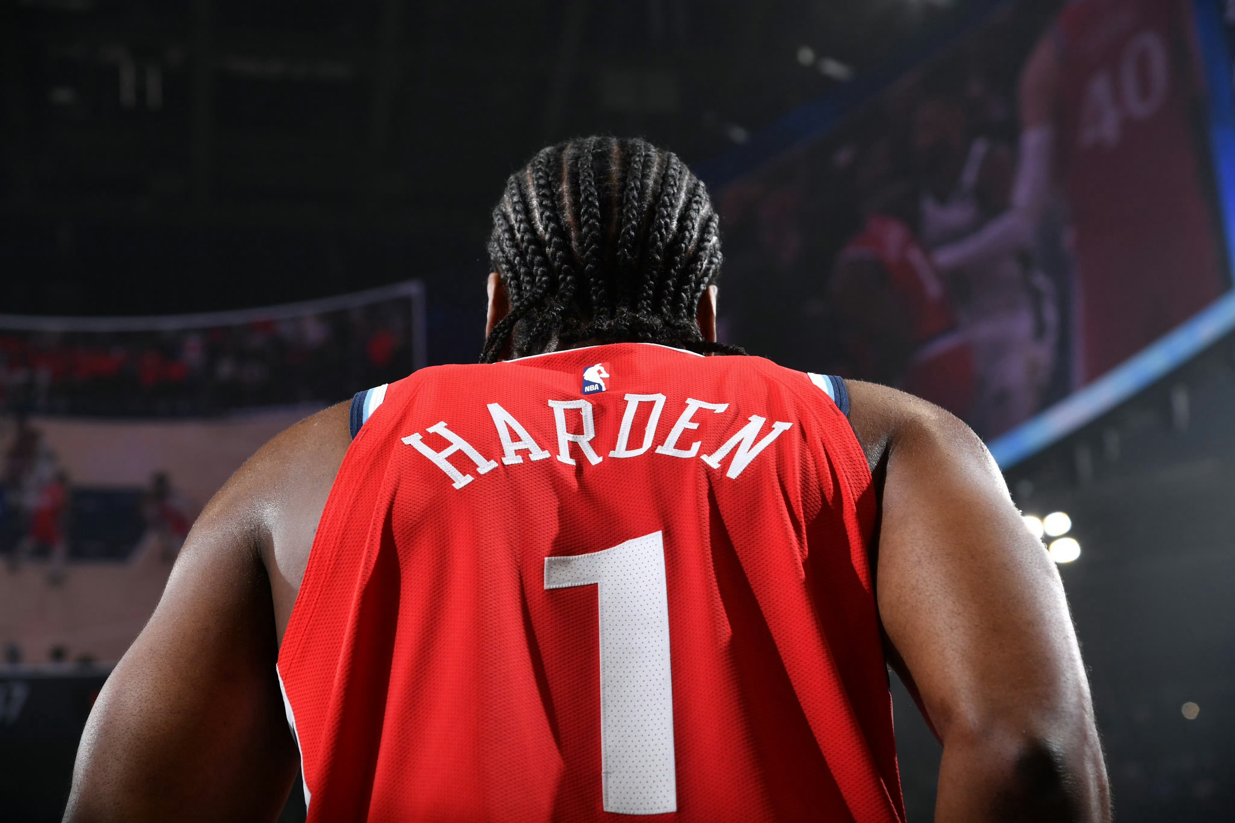 据美记Marc Stein 报道，随着2月5日交易截止日临近，哈登正越来越多地被