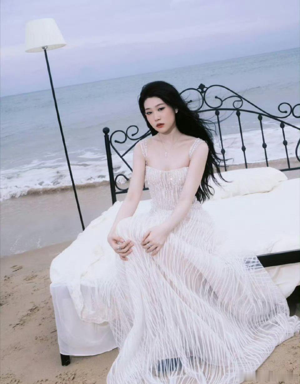 小沈阳女儿沈佳润真的好有邻家妹妹的感觉，说话也是软软的细细的，长相也好乖巧嗷[比