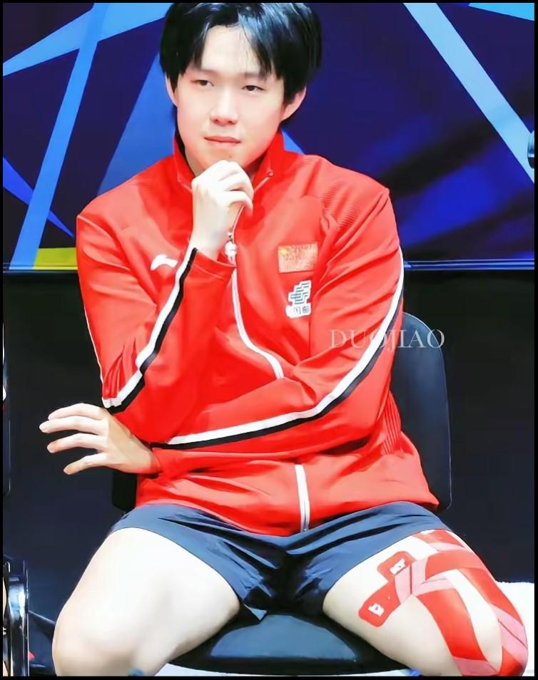 但你细看这一年，干着队长活儿的人，只有一个——王楚钦。

扛旗的是他，守全区的是