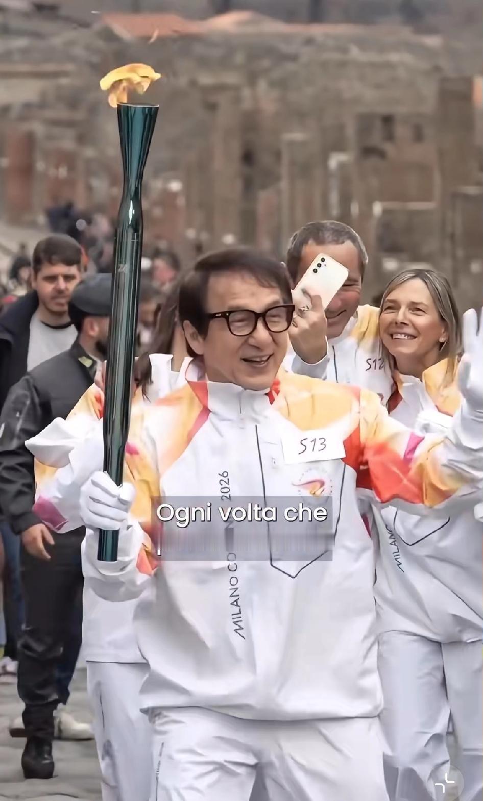 差点给成龙跪了，

不亏是武术担当，

真没想到，他都70多岁了，还能跑到意大利