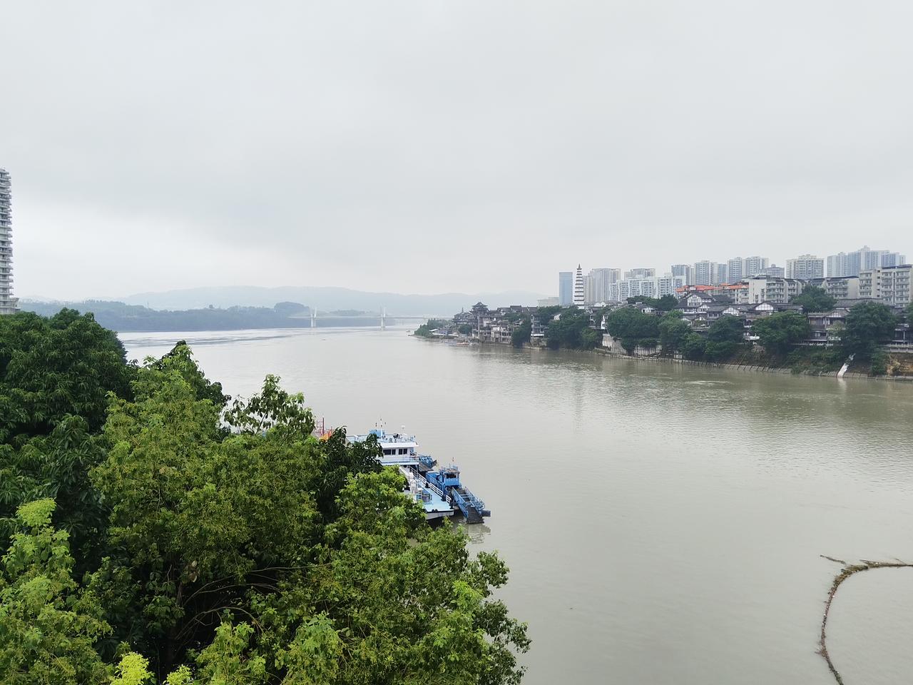 分享一张相册里随手拍的天空江雨欲来