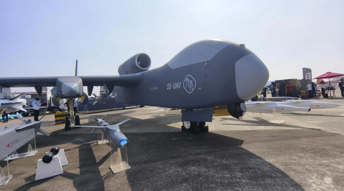 毫无疑问，九天无人机就是一款遥遥领先的划时代的装备，领先美国。“九天”不仅仅是一