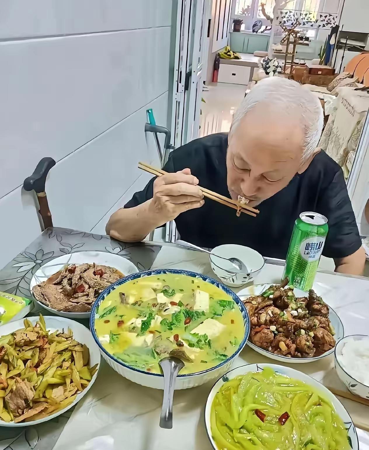 有荤有素，顿顿饭保证“四菜一汤”大家觉得退休金有多少的人，才可以过上这种生活！