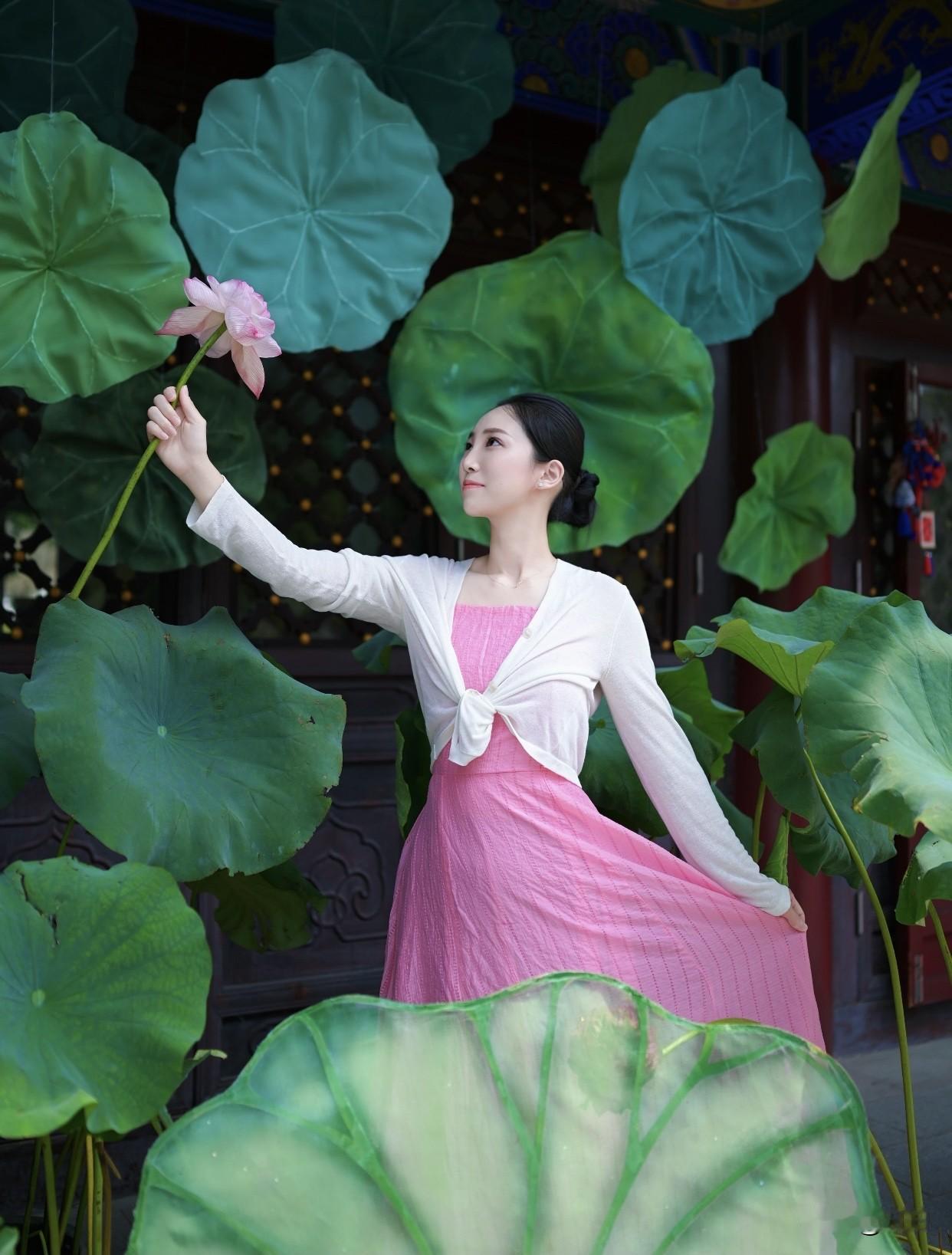 夏日生活打卡季粉裙少女与荷塘仙子，梦幻的夏日时光