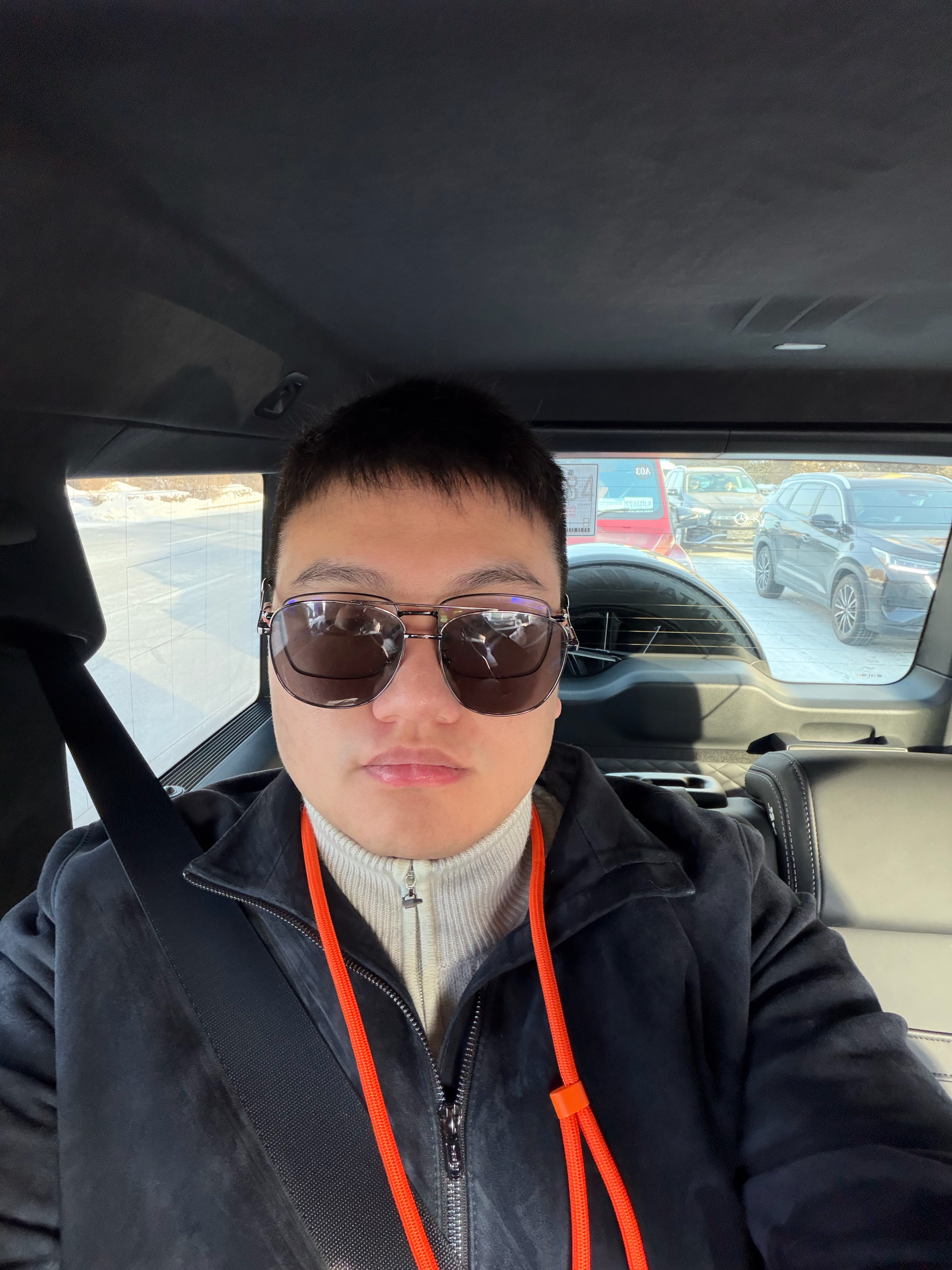 去见某款新旗舰。被要求商务休闲风着装于是我胸有成竹的拿出了我的杰尼亚结果没想到被