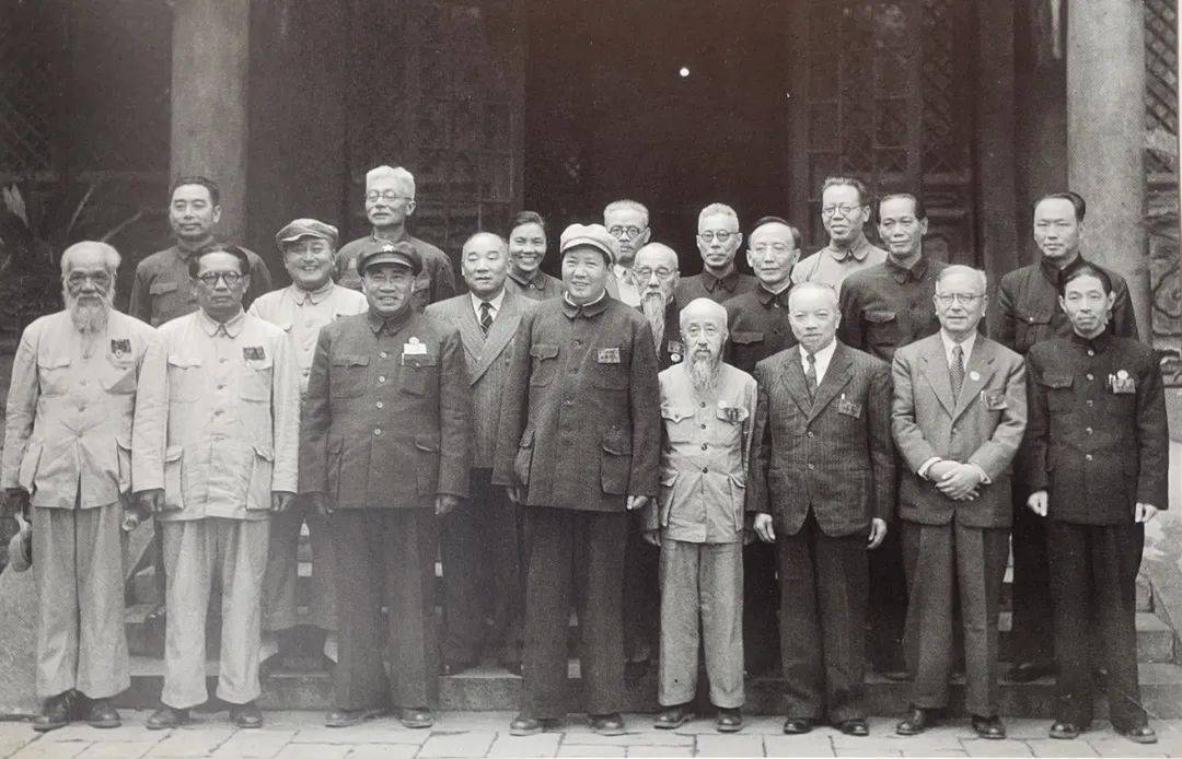 历史的辉煌瞬间1949年7月5日，新政治协商会议筹备会常务委员在中南海的合影。左