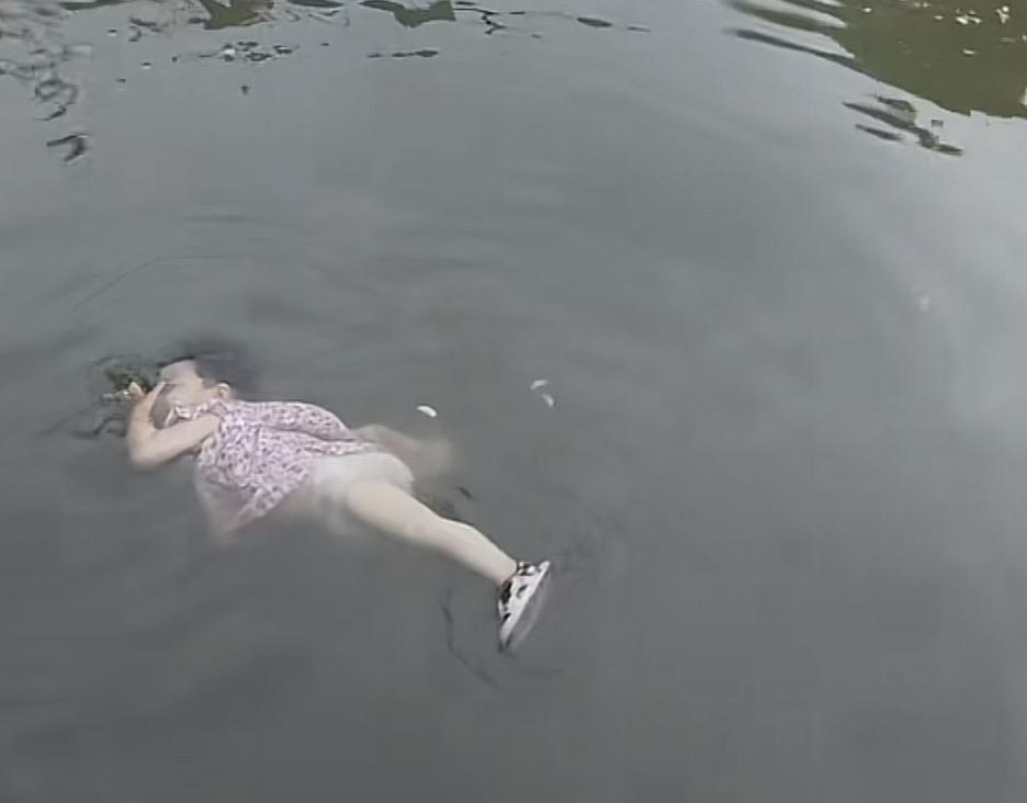 浙江慈溪一小伙救落水女童这个事，救人行为值得肯定，可女童落水却藏着大问题！
这起