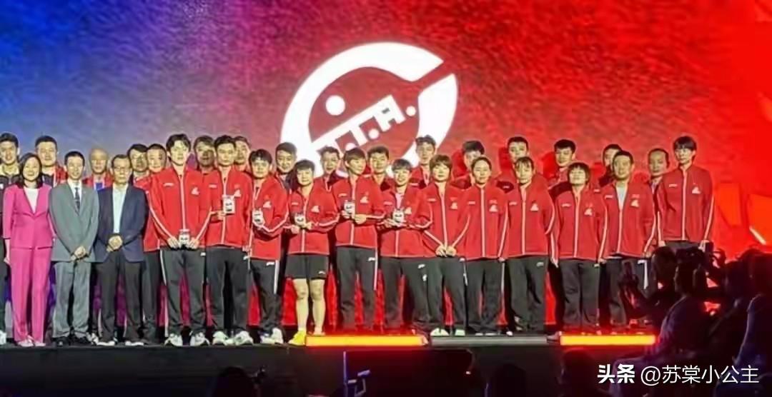 笑死我了！中美球员合影，大家都板板正正的穿长裤，为何孙颖莎穿着短裤？

有人说: