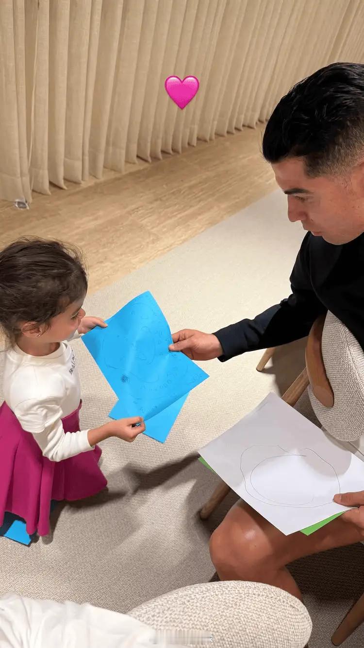 C罗近期迎来了自己的41岁生日，乔治哪通过Instagram为他庆生：祝最棒的爸