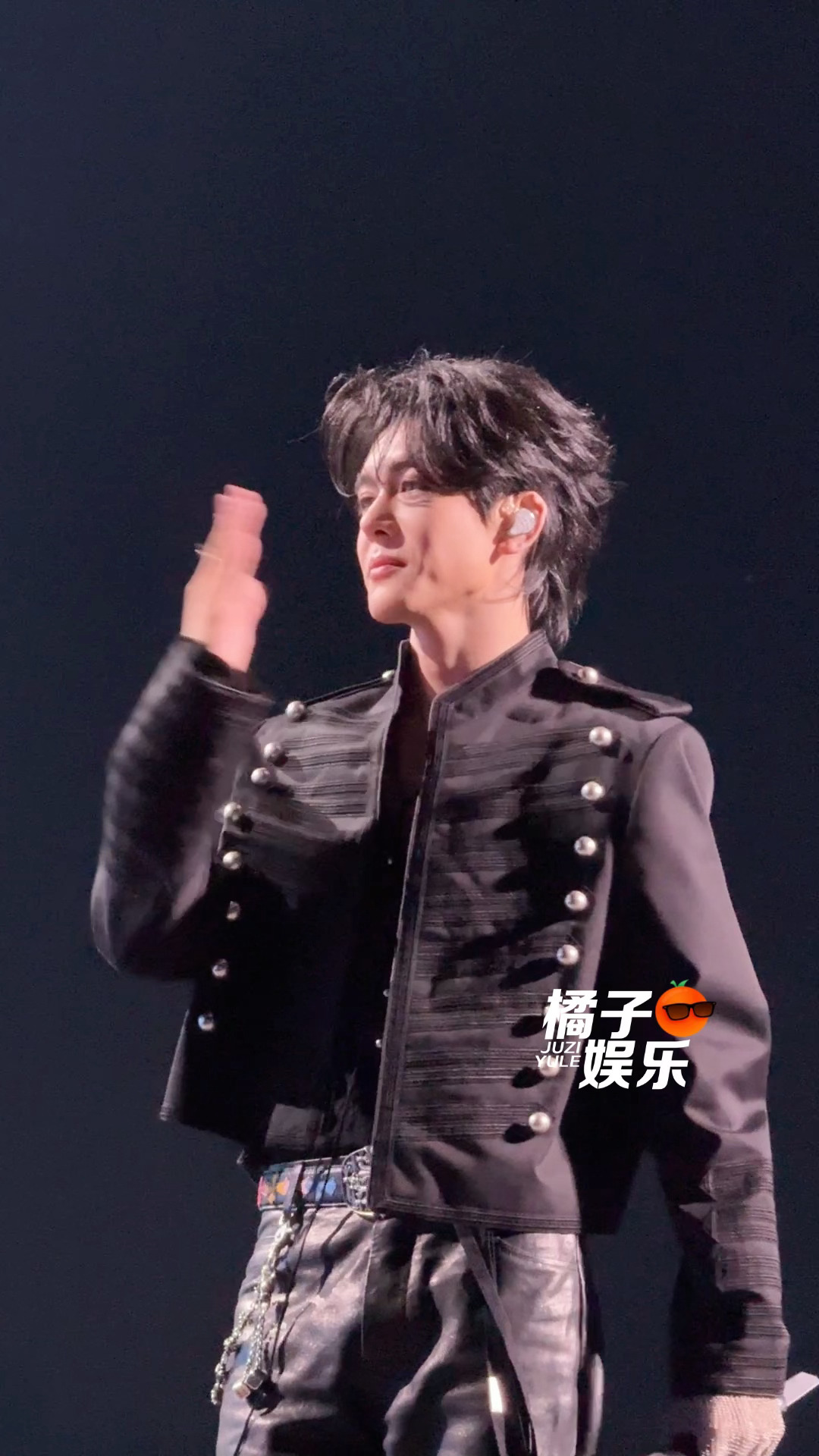 就这样一小套飞吻之后偷笑的曾舜晞“怎么了？够吗？”曾舜晞给粉丝飞吻