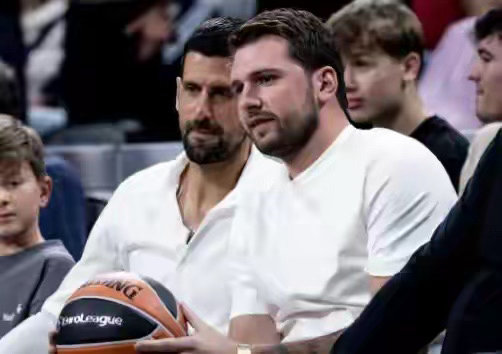 德约和东契奇现场观战皇马男篮欧冠比赛，两人均获赠皇马球衣德约科维奇体育明星 北京