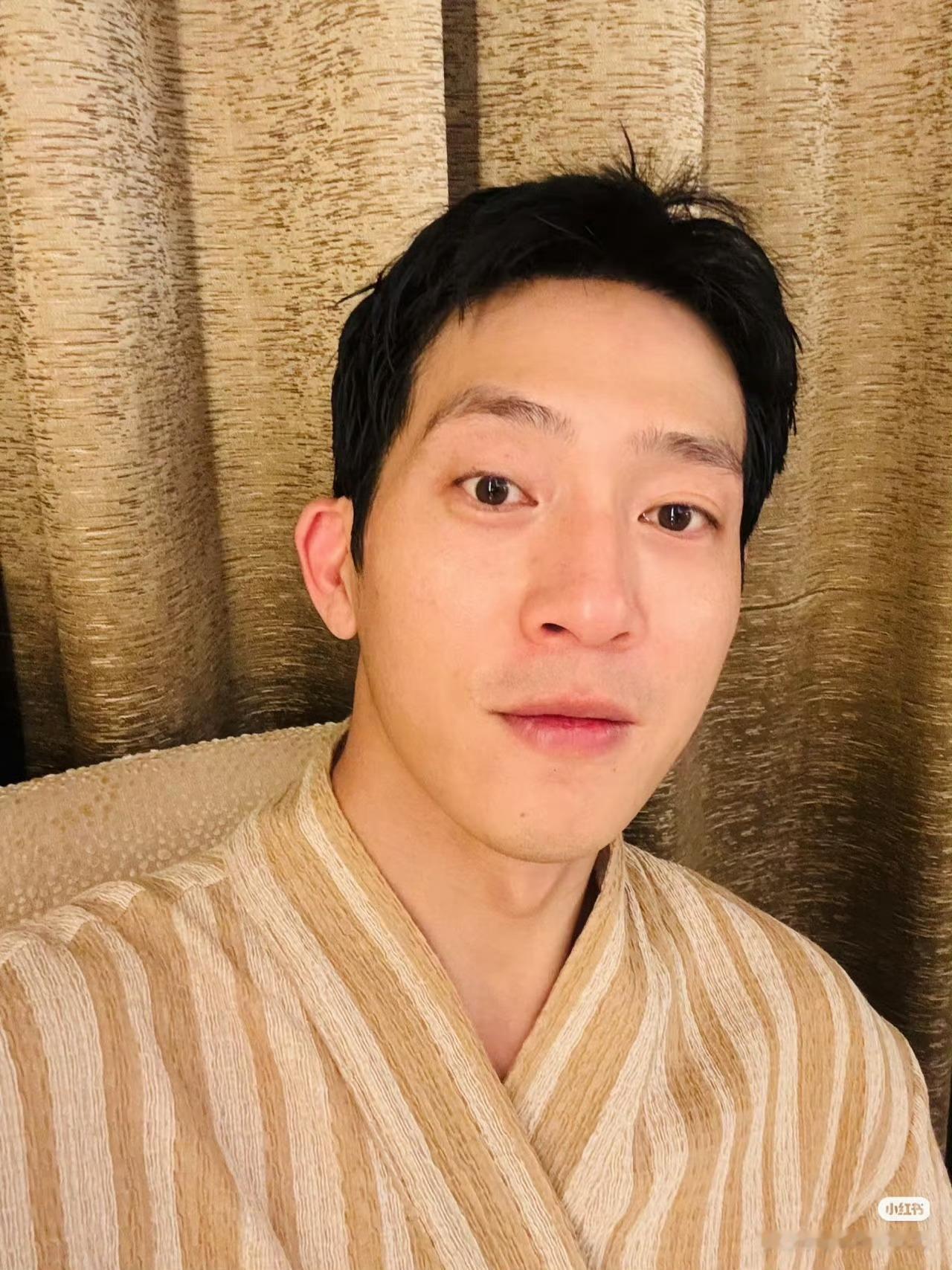 井柏然桑拿房怼脸拍井柏然桑拿房自拍别人蒸完桑拿：岁月静好，气质升华。井柏然蒸完桑